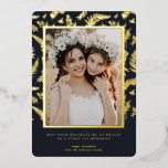 Elegant Foliage | Hanukkah Foto Collage Card Folien Feiertagskarte<br><div class="desc">Hanukkah... Das Lichterfest ist hier. Entzünde die Menorah, spiele mit dem dreiel und feiere auf Latkes und sufganiyot. Feiern Sie den Geist von Hanukkah mit Freunden, Familie mit unseren prächtigen Fotokarten. Diese elegante Hanukkah-Karte ist ein atemberaubendes, modernes Urlaubsthema für jeden, der auf der Mailingliste steht. Eine schicke und trendige Urlaubskarte...</div>