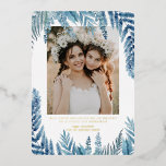 Elegant Foliage | Hanukkah Foto Collage Card Folien Feiertagskarte<br><div class="desc">Hanukkah... Das Lichterfest ist hier. Entzünde die Menorah, spiele mit dem dreiel und feiere auf Latkes und sufganiyot. Feiern Sie den Geist von Hanukkah mit Freunden, Familie mit unseren prächtigen Fotokarten. Diese elegante Hanukkah-Karte ist ein atemberaubendes, modernes Urlaubsthema für jeden, der auf der Mailingliste steht. Eine schicke und trendige Urlaubskarte...</div>
