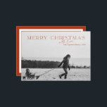 Elegant Frohe Weihnachten 2 Foto-Karte Rot<br><div class="desc">Dieses Design zeigt den Text Frohe Weihnachten in einer eleganten und schicken Typografie. Mit Liebe ist in einem schönen Skript-Schriftart und Sie können Ihre Familie und Jahr unten anpassen. Dieses Design ermöglicht zwei große horizontale Fotos und weist eine rote Hintergrundfarbe auf der Rückseite auf. Die Hintergrundfarbe lässt sich anpassen, indem...</div>