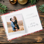 Elegant Frohe Weihnachts-Foto Silver Folien Feiertagskarte<br><div class="desc">Erleben Sie die Magie Ihrer Liebe in dieser Ferienzeit mit unserer Weihnachtsgrüßkarte Foto für Paare. Diese elegante und personalisierte Karte zeigt Ihr Lieblingsbild in der Bildmitte, umgeben von modernster Schrift-Typografie, die Ihre Romantik perfekt mit dem Weihnachtsgeist verbindet. Ob es sich um einen gemütlichen Winterschuss oder um einen angenehmen Moment aus...</div>