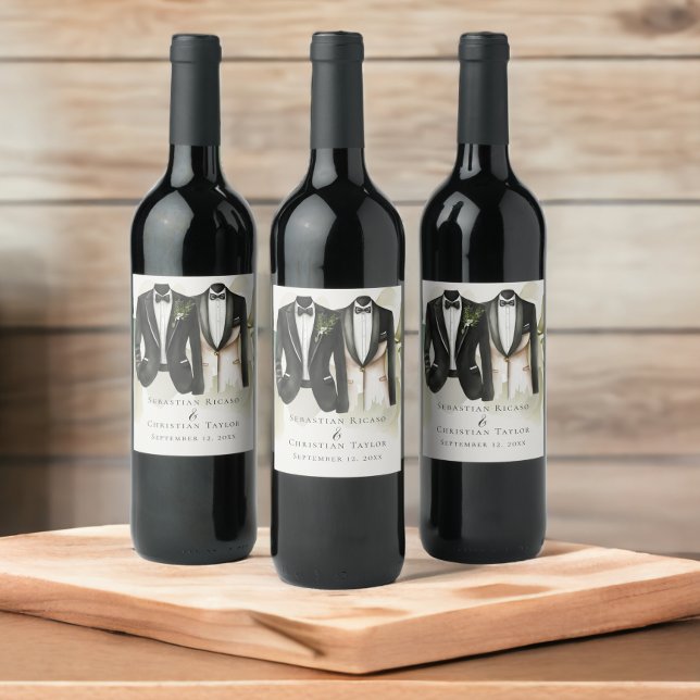 Elegant Gay Wedding Two Grooms in Suits Weinetikett (Elegant Gay Wedding Two Grooms in Suits Wine Label from Ricaso. Perfect for wedding favors.)