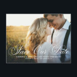 Elegant Geblüht Script-Foto Rette unser Datum Postkarte<br><div class="desc">Mit diesem eleganten Foto Save the Date Postkarte verkünden Sie Ihren Hochzeitstag für Ihre Familie und Freunde. Es verfügt über ein geblüht Skriptüberlagern. Persönlich gestalten, indem Sie Ihre eigenen Foto- und Hochzeitsdetails hinzufügen. Dieses Skript rette unsere Datums-Postkarte ist perfekt für jedes Hochzeitsthema.</div>