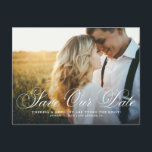 Elegant Geblüht Script-Foto Rette unser Datum Postkarte<br><div class="desc">Mit diesem eleganten Foto Save the Date Postkarte verkünden Sie Ihren Hochzeitstag für Ihre Familie und Freunde. Es verfügt über ein geblüht Skriptüberlagern. Persönlich gestalten,  indem Sie Ihre eigenen Foto- und Hochzeitsdetails hinzufügen. Dieses Skript rette unsere Datums-Postkarte ist perfekt für jedes Hochzeitsthema.</div>
