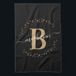 Elegant Girly Black Monogram Name Script Geschirrtuch<br><div class="desc">Girly,  elegant,  modern,  schwarz und gold monogramm Anfangsname Skript personalisierte Küchentücher. Mit einem Monogramm-Initial- und einem gürtelhaften Namensskript in einem handgeschriebenen Kalligraphie-Schwanz-Schriftart und einem gepunkteten Kreisrahmen um Ihr Monogramm. Perfektes weibliches Geschenk für Schwesterin,  Mutter,  Freundin,  Geburtstag,  Hochzeit,  Brautparty,  süße 16 Geburtstagsparty,  oder alle,  die Lieben hübsche mädchenhafte Moderne Stil.</div>