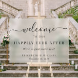 Elegant glücklich immer nach Hochzeit Willkommen M Acrylschild<br><div class="desc">Chic mattiertes Begrüßungsschild für Acrylhochzeiten mit "Welcome To Our Happily Ever After" in einer Mischung aus schlichter moderner Typografie und elegantem Drehbuch mit Schlagzeug: "Wir sind so froh,  dass du hier bist" und deinen Namen und das Hochzeitstag.</div>