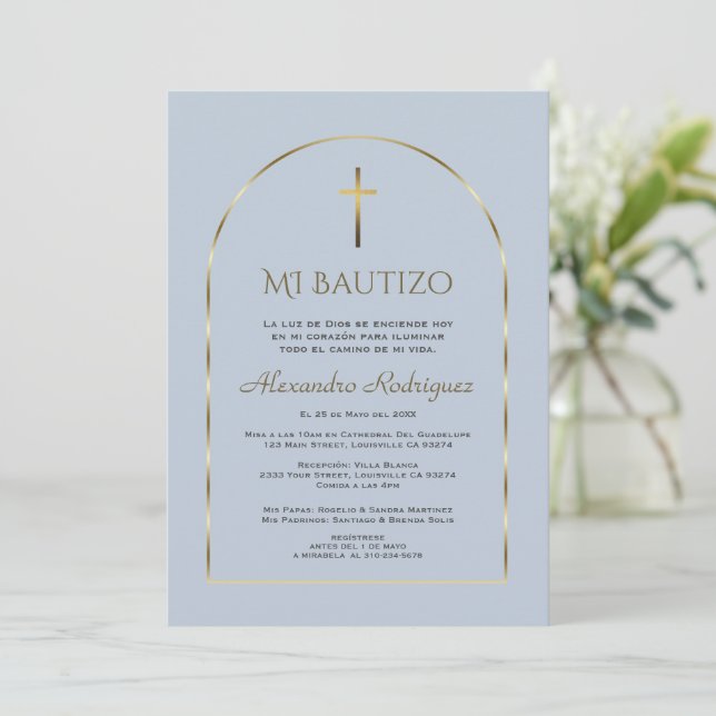 Elegant Gold Arch Dusty Blue Boy Spanish Bautizo Einladung (Stehend Vorderseite)