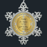 Elegant Gold Diamonds 50. Hochzeitstag Schneeflocken Zinn-Ornament<br><div class="desc">Opulente Eleganz umrahmt dieses Hochzeitstag-Design in einem einzigartigen geschmolzenen Diamantendesign mit zentrischem Teardrop-Diamant mit Imitaten herzförmigen Diamanten und zusätzlichen Imitaten Glitzern auf einem goldenen Farbverlauf. Bitte beachten Sie, dass alle Verzierungen bedruckt sind und nur so gedruckt werden, dass sie möglichst real in einem flachen, bedruckten Design erscheinen. Dazu gehören alle...</div>