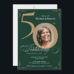 Elegant Gold Emerald Green 50. Geburtstag Einladung<br><div class="desc">Elegant Gold Smarald Green 50. Geburtstag Einladung. Mit der Einführung unseres eleganten Gold & Emerald Green Meilensteins zum Geburtstag Einladung, einem atemberaubenden Design, das Eleganz und Feiern verkörpert. Diese luxuriöse Einladung besticht durch einen marineblau-blauen Hintergrund, der mit opulenten Goldakzenten geschmückt ist und sich perfekt eignet, um an diese bedeutenden Meilensteine...</div>