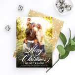 Elegant Gold Frohe Weihnachts-Script-Foto Feiertagskarte<br><div class="desc">Die Holiday Fotokarte bietet ein "Frohe Weihnachten" Overlay-Design in einem schönen weißen Skript mit eigenem "Happy New Year"-Text. Personalisieren Sie mit Ihren Namen und einem beliebten Foto im Porträtstil. Ein elegantes Gold (kann individuell angepasst werden) und ein weißes Schneeflockenmuster schmückt den Rücken.</div>