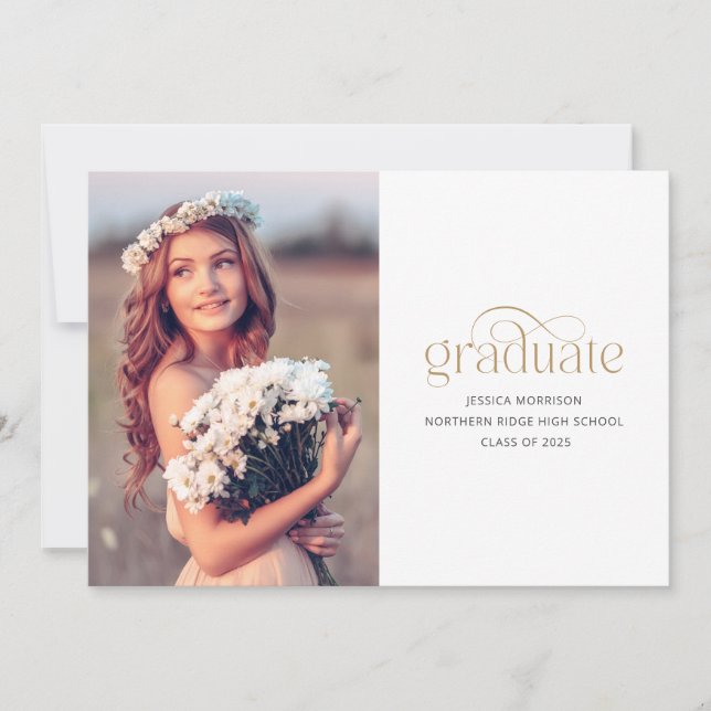 Elegant Gold Graduate Typografy 2025 Abschluss Einladung (Vorderseite)