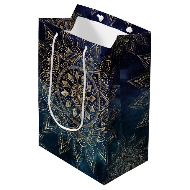 Elegant Gold Mandala Blue Galaxy Mittlere Geschenktüte (Vorderseite Schrägansicht)