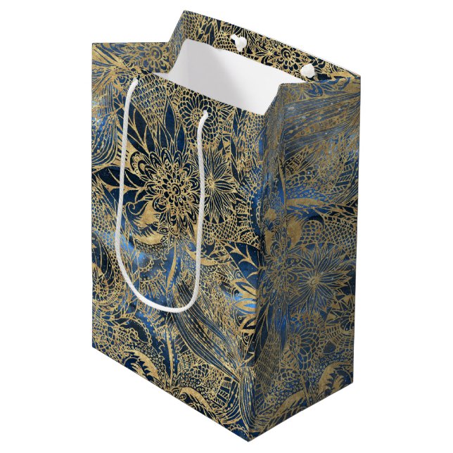 Elegant Gold Mandala Blume Blauer Nebel Mittlere Geschenktüte (Vorderseite Schrägansicht)