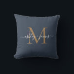 Elegant Gold Monogram Script Names Wedding Blue Kissen<br><div class="desc">Chic mit Monogramm Sake-Kissen mit Ihren Namen und Monogramm in Elfenbeinhandschrift elegante Schrift Kalligraphie und Gold moderne Typografie auf dunkelblauem Hintergrund. Fügen Sie einfach Ihre Namen und Monogramm hinzu. Exklusiv für Sie entworfen von Happy Dolphin Studio. Wenn Sie Hilfe oder passende Produkte benötigen, kontaktieren Sie uns bitte unter happydolphinstudio@outlook.com. Wir...</div>