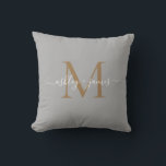 Elegant Gold Monogram Script Names Wedding Gray Kissen<br><div class="desc">Chic mit Monogramm Sake Kissen mit Ihren Namen und Monogramm in weißer, eleganter Schrift Kalligraphie und goldmoderner Typografie auf grauem Hintergrund. Fügen Sie einfach Ihre Namen und Monogramm hinzu. Exklusiv für Sie entworfen von Happy Dolphin Studio. Wenn Sie Hilfe oder passende Produkte benötigen, kontaktieren Sie uns bitte unter happydolphinstudio@outlook.com. Wir...</div>