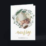 Elegant Gold Script Eucalyptus Foliage Grüne Feiertagskarte<br><div class="desc">Senden Sie Urlaubswünsche und Grüße an Freunde, Kollegen und Familie in einfachen, niedlichen, schicken, eleganten und modernen Foto-Design festlich, Natur-Farbe Stil gefaltet Urlaubskarten! Ein wunderschöner Kranzrahmen aus verschiedenen, sanft grün gestrichenen Blätter (Kiefer, Eukalyptus, Farn) mit hübschen braunen Kiefernzapfen und Elfenbeinmagnolien vor sich. Unter Foto finden Sie Gold "Merry" in eleganter...</div>