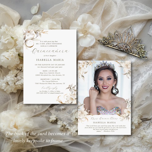 Elegant Gold Silver White Florals Quinceañera Einladung (This elegant quince invitation features a white, gold and silver color palette)