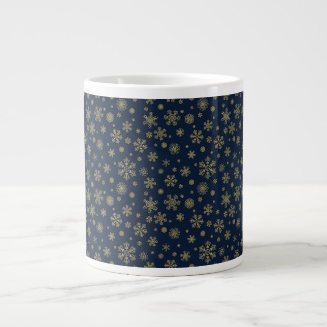 Elegant Gold Snowflake Winter Pattern Jumbo-Tasse (Vorderseite)