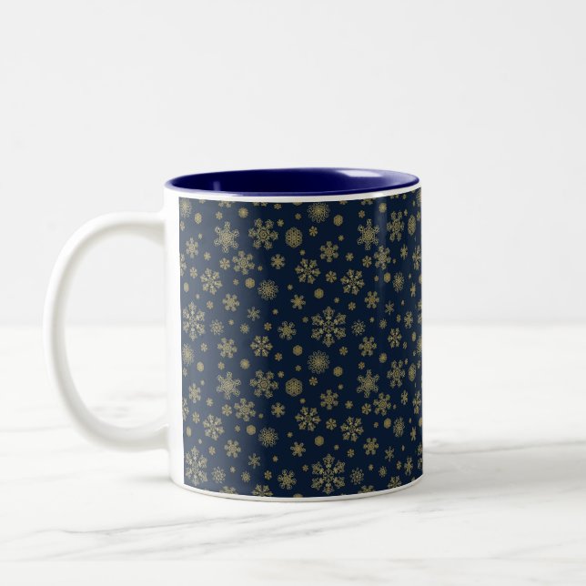 Elegant Gold Snowflake Winter Pattern Zweifarbige Tasse (Links)