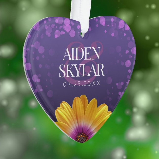 Elegant Golden Daisies mit Lila Glitzer Hochzeit Ornament (Elegant Golden Daisies with Purple Glitter Wedding Acrylic Ornament Cover Photo.)