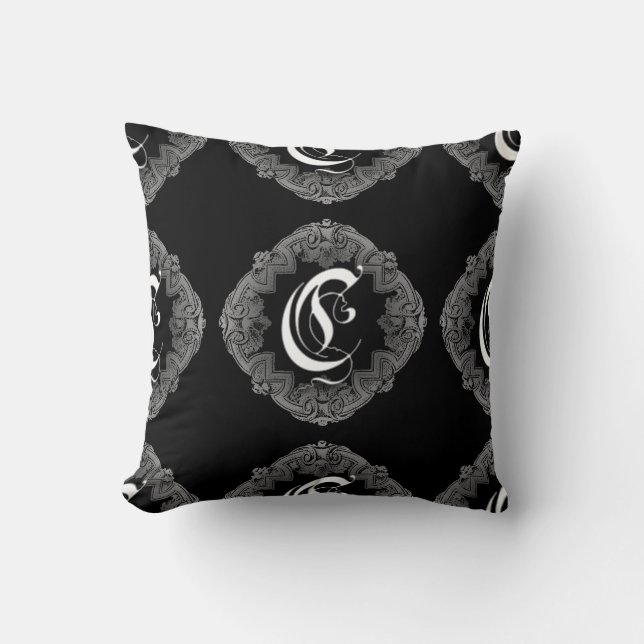 Elegant Goth Initial C Throw Kissen (Vorderseite)
