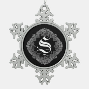 Elegant Goth Initial Schneeflocken Zinn-Ornament