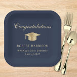 Elegant Grad Cap Blue Gold Graduation Party Pappteller<br><div class="desc">Elegant blaue Graduiertenparty Teller mit Goldgrad,  "Gratulationen" in einer klassischen Schrift und den Namen des Absolventen,  Schule und Klasse Jahr in der modernen Typografie.</div>