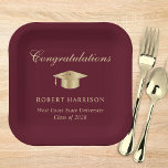 Elegant Grad Cap Burgundy Gold Graduation Party Pappteller<br><div class="desc">Elegante bordeauxrote Abschlussfeier mit einem goldenen Gradmütze,  "Gratulationen" in einem klassischen Drehbuch und den Namen,  Schule und Klasse des Absolventen Jahr in der modernen Typografie.</div>