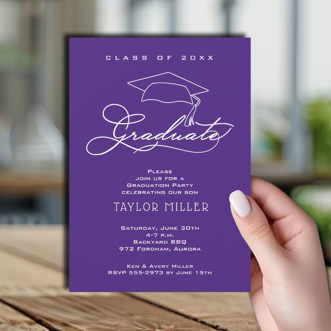 Elegant Grad Hat Lila Abschluss Einladung (Elegant white script and grad hat purple graduation party invitations)