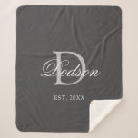 Elegant, grau, neu verheiratet sherpadecke<br><div class="desc">Elegantes Graues Weißes Neugeborenes Sherpa BlanketEntwickelt mit individualisierbarem dunkelgrauem Hintergrund und hellgrauem Monogramm, das in der Mitte beginnt. Personalisiert mit dem Nachnamen des Ehepaares in der klassischen weißen Kalligraphie Schrift-Schrift und etabliert Jahr ist auf der unteren Front. Eine großartige Idee für die Hauswärmung oder das Brautparty. KLICKEN SIE AUF VORLAGENOPTION...</div>
