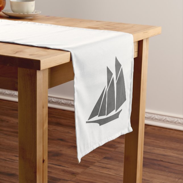 Elegant Gray Sailboat & White Kurzer Tischläufer (Beispiel)