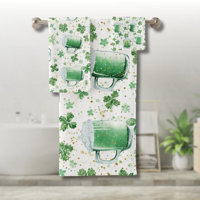 Elegant Green Beer Mugs and Shamrocks White Badhandtuch Set (Von Creator hochgeladen)
