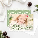 Elegant Green Frory Weihnachtsskript-Foto Feiertagskarte<br><div class="desc">Die Holiday Fotokarte bietet ein "Frohe Weihnachten" Overlay-Design in einem schönen grünen Skripttext. Personalisieren Sie Ihre Namen,  das Jahr und ein beliebtes Foto im Landschaftsstil. Ein elegantes Pfefferminzmuster und ein weißes Schneeflockenmuster kleider den Rücken hoch.</div>