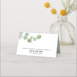 Elegant Green Gold Eucalyptus Names Date Wedding Platzkarte<br><div class="desc">Ein eleganter Zweig von Eukalyptus-Blätter kommt von der links Vorderseite, über Ihren Namen und Hochzeitstag und eine Zeile, auf der Sie Ihre Gäste schreiben können. Sie können den Text leicht personalisieren und auch Schriftart- und Hintergrundfarben ändern, wenn Sie dies wünschen, indem Sie auf Weitere Einstellungen klicken. Ein sich koordinierender Eukalyptuszweig...</div>