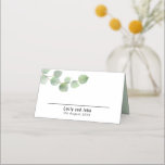 Elegant Green Gold Eucalyptus Names Date Wedding Platzkarte<br><div class="desc">Ein eleganter Zweig von Eukalyptus-Blätter kommt von der links Vorderseite, über Ihren Namen und Hochzeitstag und eine Zeile, auf der Sie Ihre Gäste schreiben können. Sie können den Text leicht personalisieren und auch Schriftart- und Hintergrundfarben ändern, wenn Sie dies wünschen, indem Sie auf Weitere Einstellungen klicken. Ein sich koordinierender Eukalyptuszweig...</div>