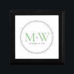 Elegant Green Monogram Wedding Geschenkboxen<br><div class="desc">Elegantes grünes Monogramm mit schwarzem Kornrahmen. Die gepunktete Grenze erinnert an Milchkorn,  eine Schmuckdetailtechnik,  die häufig für Verlobung und Hochzeitsringe eingesetzt wird. Die Milkorngrenze verleiht dieser mit Monogramm Sake-Geschenkboxen einen modernen und eleganten Stil.</div>