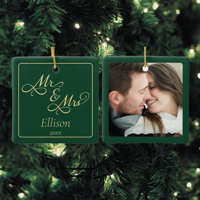 Elegant Green und Gold Mr. and Mrs. Keramikornament (elegant green and gold Christmas ornament for newlywed couples, our first Christmas wedding keepsake)