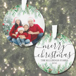 Elegant Greenery Merry Christmas Family Foto Ornament<br><div class="desc">Personalisierter Name Elegant Grün Frohe Weihnachtsschrift Familie Foto Custom Ornament Dated. Erschaffen Sie einen personalisierten Urlaubssaft mit diesem eleganten Weihnachtsgeschmack, mit einem großen familiären Foto gerahmt von üppiger botanischer Vegetation. Die Spitze zeigt einen nahtlosen weißen Verlauf, der sich in Kiefernäste, immergrüne Blätter und rote Heilige Beeren mischt und eine festliche...</div>
