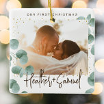 Elegant Grüne Merry und Verheiratetes Foto Keramikornament<br><div class="desc">Mit diesem eleganten Grün und Verheiratetem Foto Holiday Keramik Ornament kreieren Sie Ihren eigenen Hochzeitssasake. Dieses moderne und schicke Design zeichnet sich durch Eukalyptus aus Aquarellbildern und ein stilvolles Imitat goldfoliengeometrisches Foto Rahmen. Fügen Sie zwei benutzerdefinierte Foto auf der Vorder- und Rückseite, neue Namen und einen personalisierten Text hinzu. Zeigen...</div>