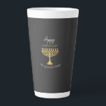 Elegant Happy Hanukkah Golden Menorah Milchtasse<br><div class="desc">Digitale Kunst von Liliumdes. Passen Sie es mit Ihren Daten an.</div>