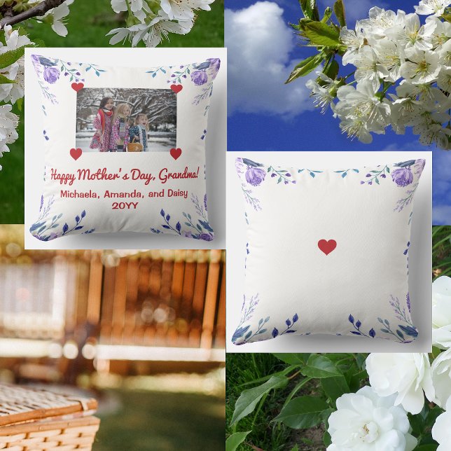 Elegant Happy Mother's Day Oma Foto Floral Kissen (Happy Mother's Day, Grandma! Elegant personalized floral photo pillow with hearts holding the photo)