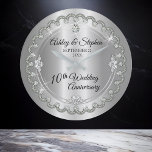 Elegant Heart Diamonds 10. Hochzeitstag Große Wanduhr<br><div class="desc">Opulente Eleganz umrahmt dieses 10-jährige Hochzeitsstipendesign in einem einzigartigen geschmolzenen Diamantendesign mit zentrischem Teardrop-Diamant mit Imitaten, die Glitzern auf einem zinnfarbenen Farbverlauf hinzufügen. Originelles Design von Holiday Hearts Designs (Rechte vorbehalten). Bitte beachten Sie, dass alle Verzierungen bedruckt sind und nur so gedruckt werden, dass sie möglichst real in einem flachen,...</div>