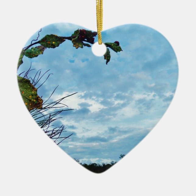 Elegant Holly Christmas, blauer Himmel Keramik Ornament (Vorne)