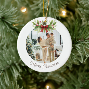 Elegant Holly & Red Bow Christmas - Keramik Ornament