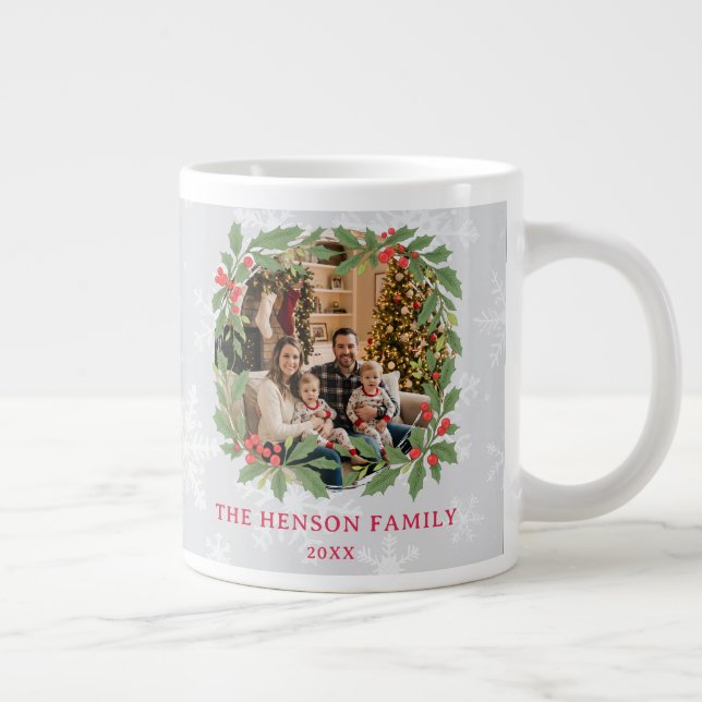 Elegant Holly Wreath Merry Christmas Family Photo Jumbo-Tasse (Rechts)