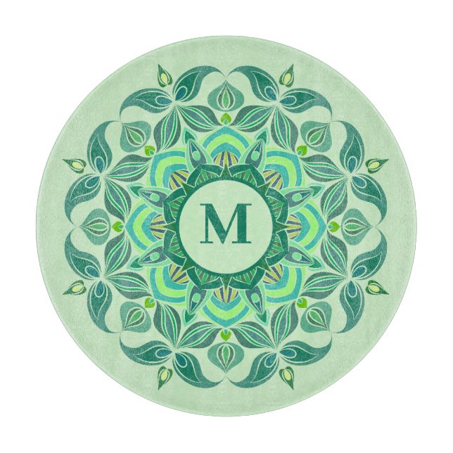 Elegant Hues of Green Mandala Blühe Monogram Schneidebrett (Vorderseite)