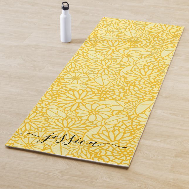 Élégant jaune script floral nom tapis de yoga (En situation)