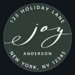Elegant Joy Green Christmas Rücksendeadresse Runder Aufkleber<br><div class="desc">Dieser stilvolle Aufkleber verfügt über ein elegantes Freudenskript mit Familienname und Rücksendeadresse auf grünem Hintergrund (veränderbare Hintergrundfarbe). Für eine erweiterte Anpassung dieses Designs klicken Sie bitte auf den Link "Weitere Anpassung".</div>