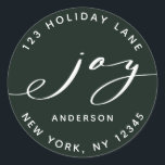 Elegant Joy Green Christmas Rücksendeadresse Runder Aufkleber<br><div class="desc">Dieser stilvolle Aufkleber verfügt über ein elegantes Freudenskript mit Familienname und Rücksendeadresse auf grünem Hintergrund (veränderbare Hintergrundfarbe). Für eine erweiterte Anpassung dieses Designs klicken Sie bitte auf den Link "Weitere Anpassung".</div>
