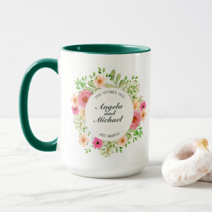 Élégant juste marié épousant la tasse combinée