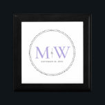 Elegant Lavender Monogram Wedding Erinnerungskiste<br><div class="desc">Elegantes Lavendermonogramm mit schwarzem Kornrahmen. Die gepunktete Grenze erinnert an Milchkorn,  eine Schmuckdetailtechnik,  die häufig für Verlobung und Hochzeitsringe eingesetzt wird. Die Milkorngrenze verleiht dieser mit Monogramm Sake-Geschenkboxen einen modernen und eleganten Stil.</div>